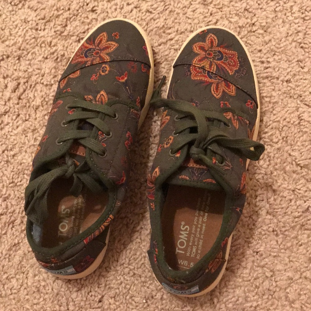 Tom’s tennis shoes